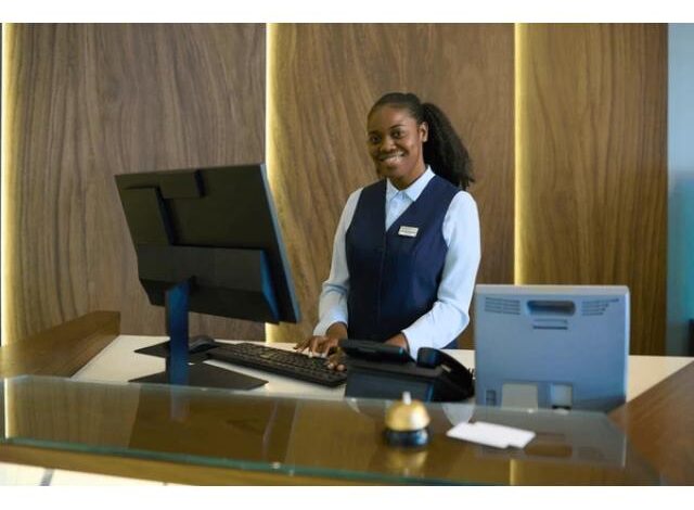 ''estamos a recrutar'' um/a recepcionista com 12* classe